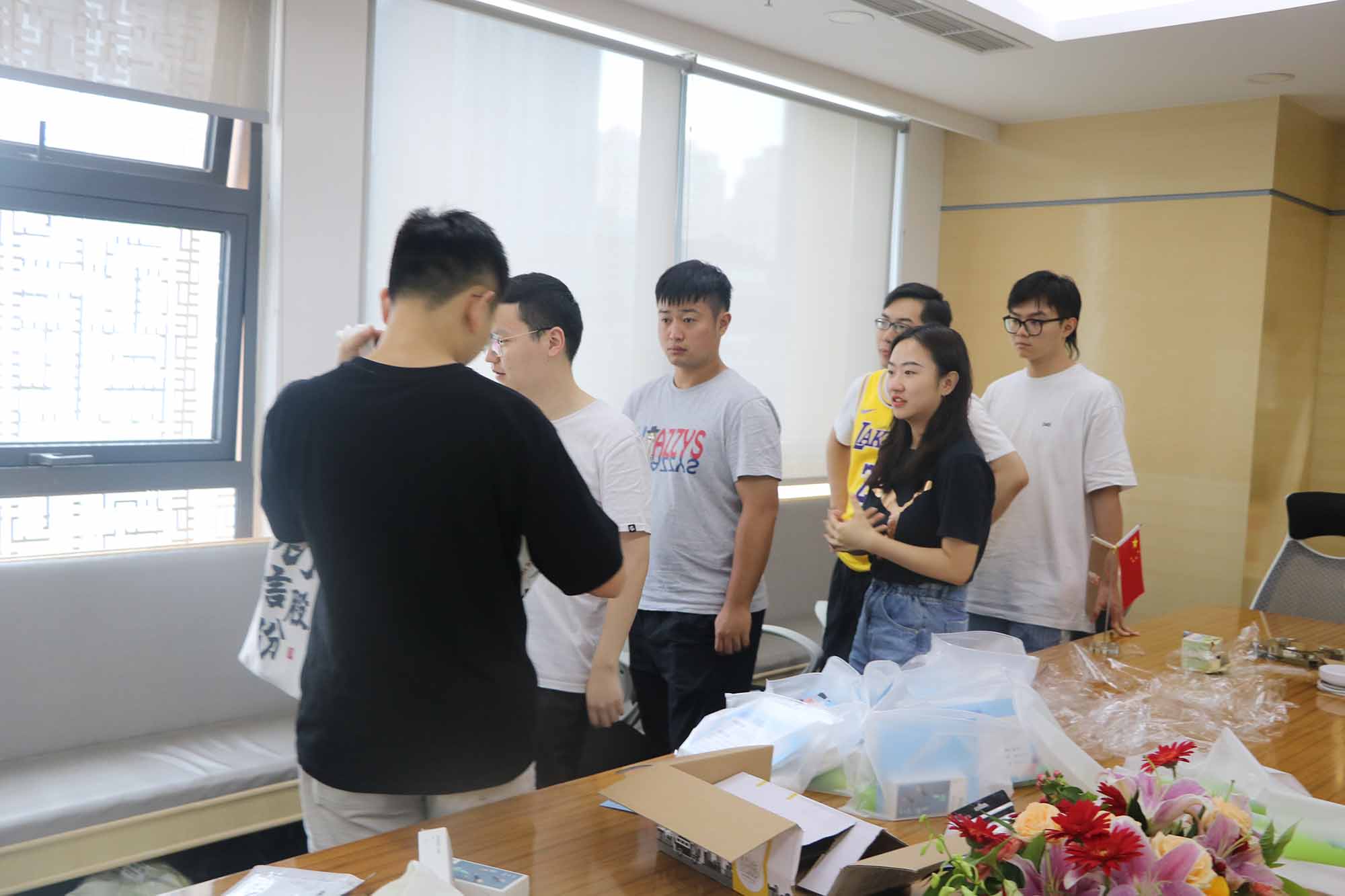 清涼一夏慰問(wèn)品發(fā)放